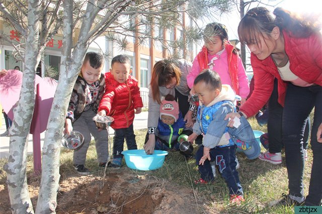 我校組織“我給小樹澆澆水”志愿服務(wù)活動